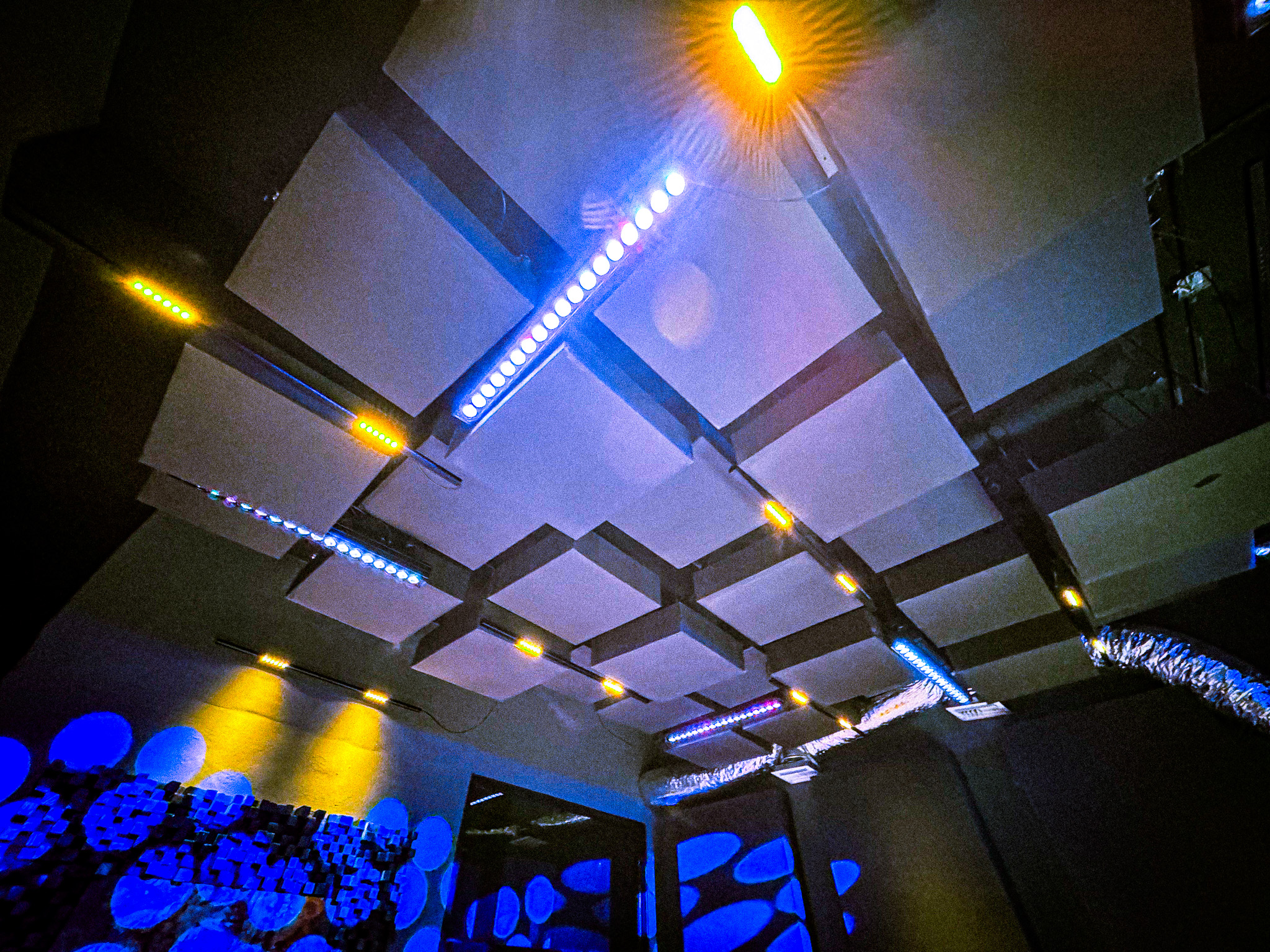 Barras de luz y páneles acústicos